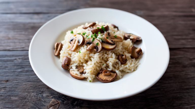 Arroz con champiñones al ajillo. Vegetariano, sabroso y fácil de preparar.  
